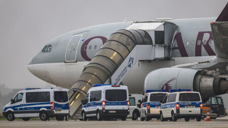 Ein Abschiebeflug mit Qatar Airways vom Leipziger Flughafen wird... Ein Abschiebeflug mit Qatar Airways vom Leipziger Flughafen wird...