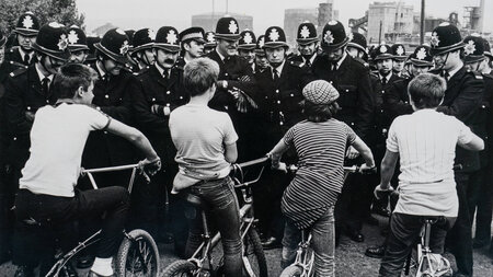 Kinder am Rande der Schlacht von Orgreave zwischen streikenden B...
