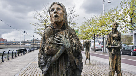 Das 1997 errichtete Famine Monument in Dublin erinnert an die ka...