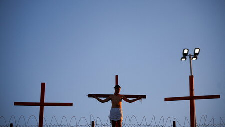 An den katholischen »Via Crucis«-Prozessionen nehmen auch die Me...