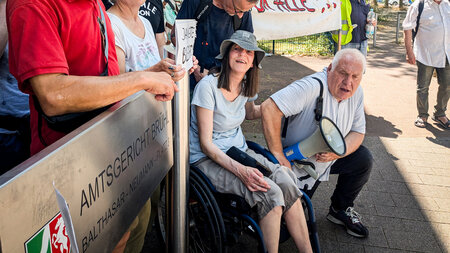 Solidarität mit Janette Bongart (M.) zeigten rund 30 Teilnehmer ...
