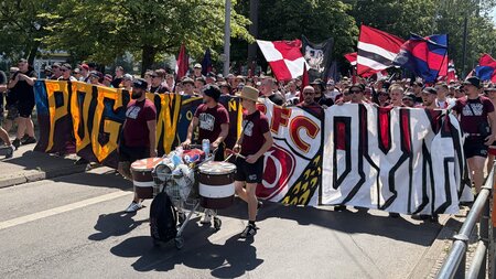 Gemeinsamer Fanmarsch zum Sportforum Hohenschönhausen von Fans d...