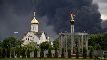 Schwarzer Rauch  nach einem ukrainischen Angriff auf eine Ölraff...