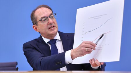 Sieht rot: Alexander Dobrindt (CSU) am Dienstag im Haus der Bund...