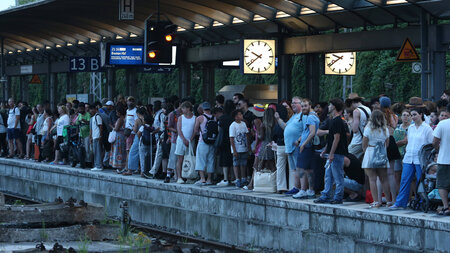 Auf sich gestellt: Bahnwartende am Sonnabend am Gleis 13 des Ham... Auf sich gestellt: Bahnwartende am Sonnabend am Gleis 13 des Ham...