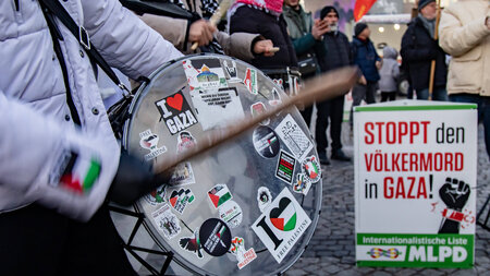 Kundgebung der MLPD am Berliner Hermannplatz (18.2.2025) Kundgebung der MLPD am Berliner Hermannplatz (18.2.2025)
