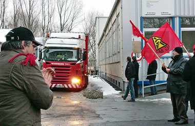 Es wurde eine nicht planmäßige Leerfahrt. Metaller bewachen Plas...