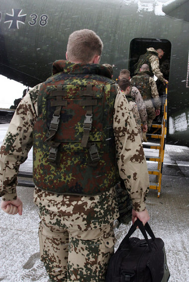 Militäreinsatz als »Entwicklungshilfe«: Bundeswehrsoldaten beste...