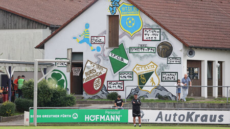 Nicht selten bieten Vereinsheime lokaler Fußballklubs die letzte...