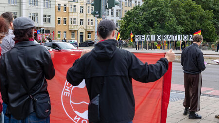 Mickrige Demonstration für »Remigration« in Erfurt kurz vor dem ...