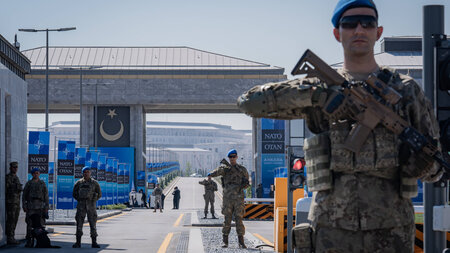 Die vielen NATO-Fahnen machen das Hauptquartier der türkischen A... Die vielen NATO-Fahnen machen das Hauptquartier der türkischen A...