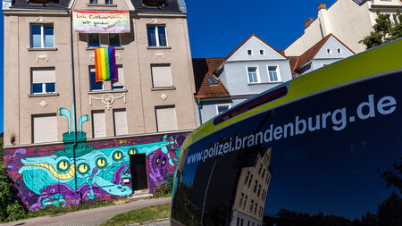 Soll das Wohnprojekt »schützen«: Ein Polizeiauto am Donnerstag v...