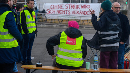 Warnstreik im Nahverkehr: Das Banner sagt alles (Magdeburg, 19.3...