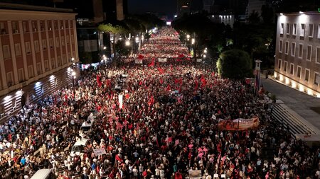 Die Proteste werden immer größer: Am Sonnabend füllten erneut Ze... Die Proteste werden immer größer: Am Sonnabend füllten erneut Ze...