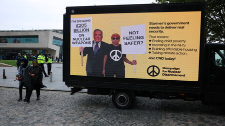 Auch in Großbritannien selbst wird gegen die nukleare Aufrüstung... Auch in Großbritannien selbst wird gegen die nukleare Aufrüstung...