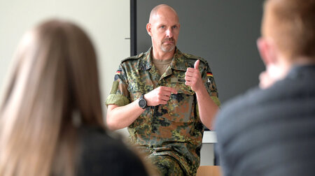 Die Zusammmenarbeit von Bundeswehr und Bildungsträgern ist ein S... Die Zusammmenarbeit von Bundeswehr und Bildungsträgern ist ein S...