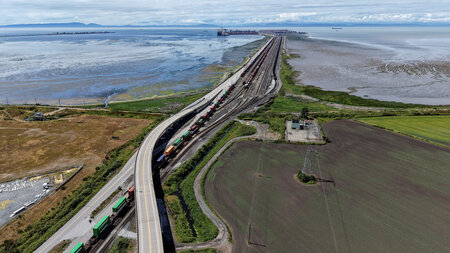 Damm, der den Schienen- und Lkw‑Verkehr mit dem Deltaport‑Contai... Damm, der den Schienen- und Lkw‑Verkehr mit dem Deltaport‑Contai...
