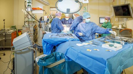 Krankenhausgesellschaft: Verabschiedet der Bundestag das »Sparpa... Krankenhausgesellschaft: Verabschiedet der Bundestag das »Sparpa...
