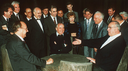 Inszenierung trauter Eintracht: Helmut Kohl (r.) und Hans-Dietri... Inszenierung trauter Eintracht: Helmut Kohl (r.) und Hans-Dietri...