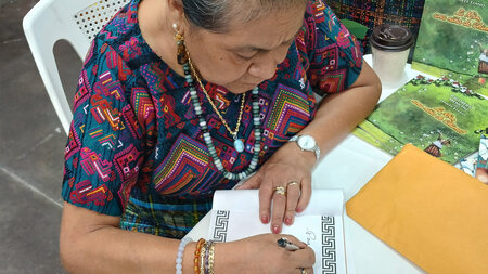 Rigoberta Menchú beim Signieren ihrer Bücher
