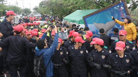 Proteste gegen Militarisierung gibt es auf der südkoreanischen I... Proteste gegen Militarisierung gibt es auf der südkoreanischen I...