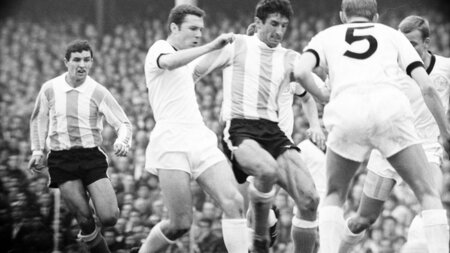 Antonio Rattín (3. v. l.) gegen Franz Beckenbauer (Birmingham, 1... Antonio Rattín (3. v. l.) gegen Franz Beckenbauer (Birmingham, 1...