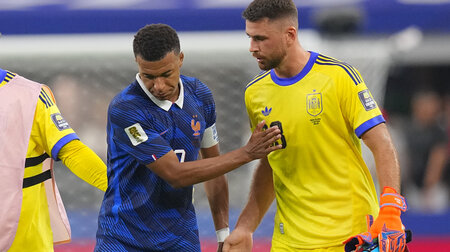 Unai Simón (r.) und Kylian Mbappé