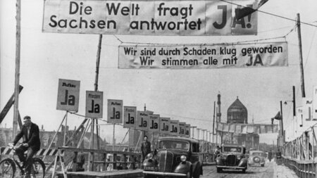 Warum nicht mal die Sachsen fragen? Plakate in Dresden werben fü... Warum nicht mal die Sachsen fragen? Plakate in Dresden werben fü...