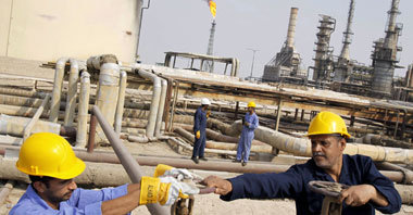Zubair-Ölfeld am 26. Oktober: Irakische Ölarbeiter in einer Raff...