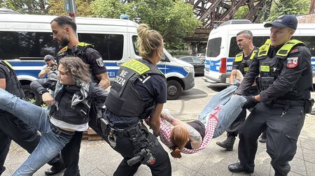 Polizei räumt Blockade während der Proteste gegen die Rheinmetal...