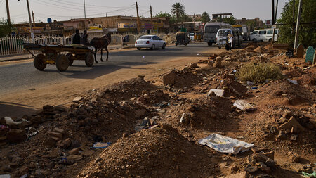 Spuren des Grauens: In Omdurman reichen improvisierte Gräber bis... Spuren des Grauens: In Omdurman reichen improvisierte Gräber bis...