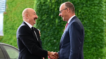 Friedrich Merz auf der Suche nach neuen Erdgasquellen (Berlin, 2... Friedrich Merz auf der Suche nach neuen Erdgasquellen (Berlin, 2...