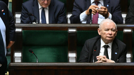 Bald noch mehr leere Sitze im polnischen Parlament nach Massenau...