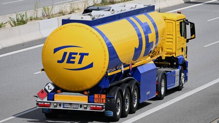 Nicht Jetset: Jet-Tankzug auf einer Autobahn Nicht Jetset: Jet-Tankzug auf einer Autobahn