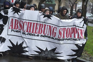 Demo gegen den Frauenabschiebeknast in Neuss im November 2009