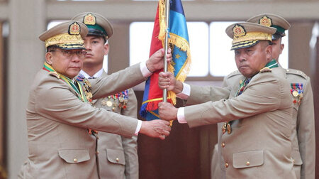 Ehemaliger General und Putschist Min Aung Hlaing (l.) legt forme...