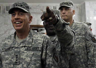 Kriegsbote: US-Topgeneral Petraeus (links), am Freitag noch im I... Kriegsbote: US-Topgeneral Petraeus (links), am Freitag noch im I...