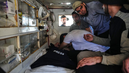 Trauer um den Kameramann Ahmed Wishah, der bei einem israelische... Trauer um den Kameramann Ahmed Wishah, der bei einem israelische...