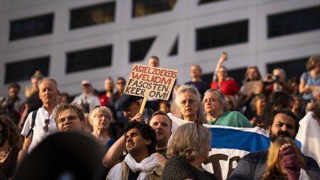 »Asylsuchende willkommen, Faschisten, dreht um!« Demonstranten p... »Asylsuchende willkommen, Faschisten, dreht um!« Demonstranten p...