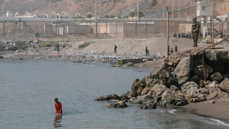 Migrant und spanischer Soldat am Strand von Ceuta (1.8.2026) Migrant und spanischer Soldat am Strand von Ceuta (1.8.2026)