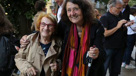 Die 2019 verstorbene Holocaustüberlebende Hanni Levy (l.) neben ...