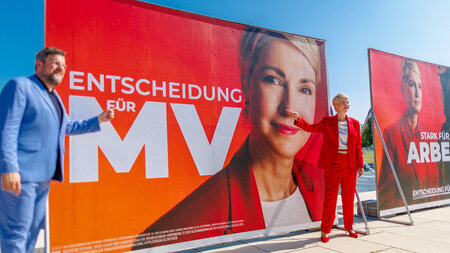Manuela Schwesig (r., SPD) und Landesgeneralsekretär Julian Barl...