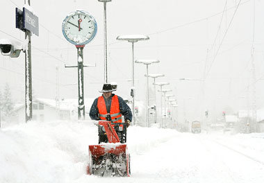 Winterdienst am Bahnhof Mittenwald im Januar 2006. Derartige Arb...
