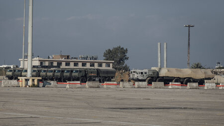 Russische Militärfahrzeuge in der Marinebasis Tartus (28.12.2024... Russische Militärfahrzeuge in der Marinebasis Tartus (28.12.2024...