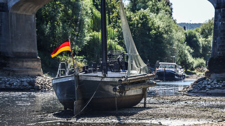 Auf Grund: Der Pegelstand des Rheins lässt kaum noch Schiffe pas... Auf Grund: Der Pegelstand des Rheins lässt kaum noch Schiffe pas...