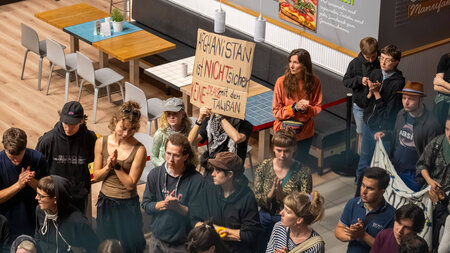 Protest gegen einen Abschiebeflug nach Afghanistan am Flughafen ... Protest gegen einen Abschiebeflug nach Afghanistan am Flughafen ...