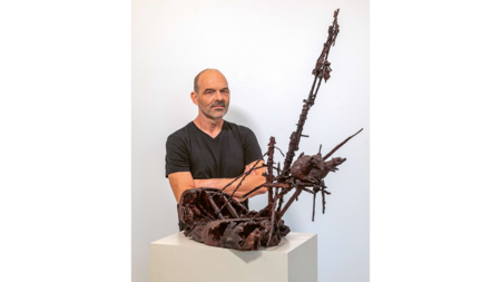 Erik Seidel mit seinem Werk »Rauchfang« (2025)