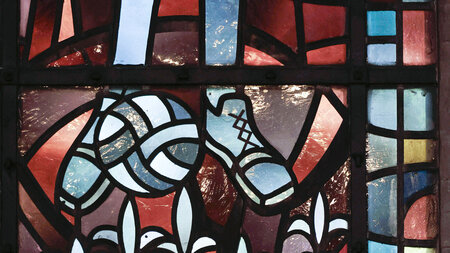 Mosaikartig zusammengesetzt: Ein Kirchenfenster aus Bleiglas zei... Mosaikartig zusammengesetzt: Ein Kirchenfenster aus Bleiglas zei...