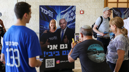 Israelis posieren an einem Werbeaufsteller des amtierenden Premi...