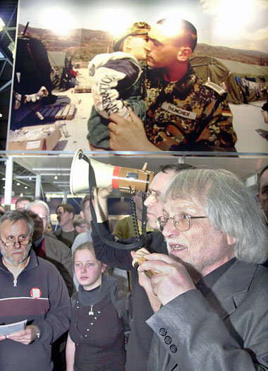Hier protestiert Otto Köhler gegen Bundeswehreinsätze im Inneren... Hier protestiert Otto Köhler gegen Bundeswehreinsätze im Inneren...